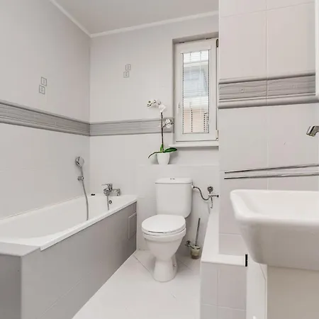 Colors 아파트 포즈난